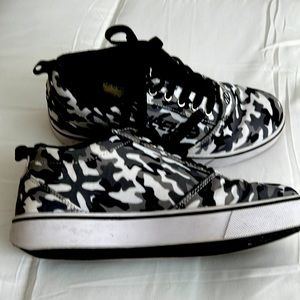 Heelys Shoes with wheels Size 7 black grey Camo Pro 20 13m